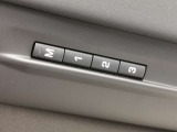 【メモリー機能】最大3名様まで、シートポジションを記憶していただきます。自分のポジションを素早く戻せるのはとても助かる機能ですね。