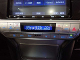 デュアルオートエアコンは運転席と助手席で温度を変えることができるので、熱い寒いでの争いは無くなります^^)これは便利!