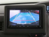 車両後方の映像を映すバックモニター。進路を確認しながら安全に車庫入れできます。