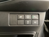 ハンドルの右側にHondaセンシング用のメインスイッチとパワーテールゲートスイッチがついています。パワーテールゲートスイッチは車内からでもテールゲートの開け閉めを電動でできます。