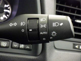 【オートライト】車外の明るさに応じて、自動的にライトの点灯・消灯をしてくれます。