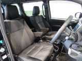 サイドからしっかりとホールドしてくれる運転席・助手席シートは、長時間の運転でも体のブレを軽減し疲れにくいシートです◎