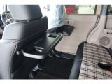 【シートバックテーブル】席背面には格納式のテーブルを装備。ちょっとした荷物が掛けられて便利なコンビニフック付です!