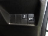 横滑り防止装置等のスイッチ類は運転席の右側、手の届きやすい位置にあります。