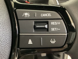 ハンドルにHondaセンシング系のクルーズコントロールやレーンキープアシストなどの操作スイッチが装備されています。ハンドルから手を離さず安全に操作できます。
