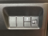 ハンドルの右側にはヘッドライトレベライザーとVSA(ABS+TCS+横滑り抑制)の解除スイッチがついています。ヘッドライトレベライザーは道路状況や積荷の加重に応じてライトの高さを調節できます。