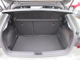 奥行きがあり容量十分なトランクスペースは後席を倒してトランクスルーも可能です