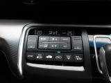 オートエアコンは左右席で独立温度コントロールが可能です。運転席はキンキンに冷やして助手席はマイルドにと言った設定が可能です。暑さ寒さでケンカすることもなくなりますね。