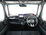 N-BOXの開放的な前方視界。フロントガラスが大きいので運転がしやすく疲れにくいです。また、全ての装備が適正配置されていて操作性に優れています。
