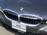 左右のキドニー・グリルの中心にはBMWのエンブレムが鎮座し、個性を放つデザイン性を兼ね備えました。