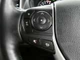ステアリングスイッチ付き。オーディオの操作やメーターインフォメーションの切り替えも前方から目を離すことなく操作することが可能です。