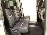 2列目シートは背もたれの角度調節ができるベンチシートになっております。長距離運転になってもゆったりとできるようにアームレストがついてます。
