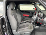 ●前席:ゆったりとしたドライバースペースで、長時間の運転でも快適にお過ごしいただけます。