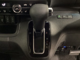 CVT車のセレクトレバーです。低速から高速まで、変速ショックのないスムーズな走りを実現するとともに、エンジン効率のよい領域を維持することで燃費にも貢献します。