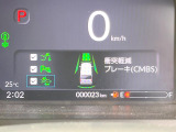 【ホンダセンシング】走行中に前方の車両等を認識し、衝突しそうな時は警報とブレーキで衝突回避と被害軽減をアシスト。より安全にドライブをお楽しみいただけます。