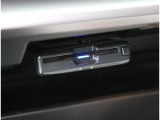 全国高速道路の約1,700ヵ所に設置された通信アンテナ「ITSスポット」とETC2.0対応車載器、カーナビが、高速大容量のDSRC通信方式によって双方向通信することで、多彩なサービスを実現しています。