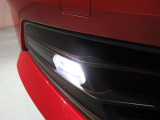 フロントLEDフォグランプです鮮やかな日光色で明るく足元を照らします。
