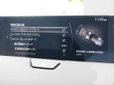 こちらのお車には先進安全装備が多数搭載されています。衝突被害を回避あるいは軽減するためのブレーキや、後方死角からの接近警報、車線逸脱を防止する警報装置など、詳しくはスタッフまでお尋ねください。