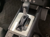 「e:HEV」搭載車です。日常シーンのほとんどをモーターで走行し、高速クルージングなどモーターよりもエンジンの方が効率が良い領域はエンジンで走行、あらゆる領域で優れた燃費走行を実現します。