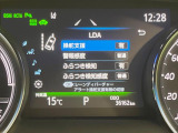 【車線逸脱警報】道路上の白(黄)線を認識し、意図せず走行中の車線からはみ出しそうになった時、メーター内の警告灯とブザーで注意喚起してくれる安心・安全機能です♪