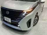 前方や対向車部分だけ切り分けてハイビームになるアダプティブLEDヘッドライトです。
