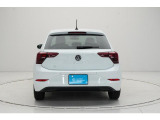 【リヤ】〔ダークティンテッドガラス〕付き。リヤのVWエンブレムは、バックカメラを内蔵しハッチバックを開け閉めする際の取っ手にもなります。