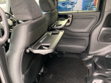 前席背面には格納式テーブルが付いており、休憩時のちょっとした小物置きに使えて便利です。