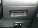 運転席から手の届く位置に ETC2.0付いております。高速道路の料金所もスムーズに通過できますよ♪