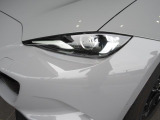 アダプティブLEDヘッドライト装着!フォワードセンシングカメラで前方の追従や対向車の位置を確認、車輌のいない箇所をハイビームにするグレアフリーハイビーム機能が付いております。