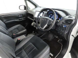 シンプルで使いやすいデザインの運転席です。