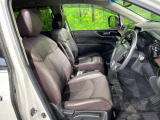 運転席まわりには十分なスペースがあり、大柄な方でもゆったり運転していただける環境です。