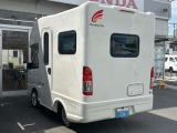 ベース車にはスズキ キャリイを採用。軽トラならではの取り回しの良さに加え、就寝定員4名のベッド・給排水シンク・たっぷり収納を備え、家族での車中泊も気軽に楽しめる頼れる一台です。