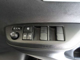 パワーウィンドウスイッチで運転席から全席の窓の開閉ができます。