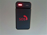 急病時や危険を感じた時、SOSコールスイッチを押すと専門のオペレータに繋がって、警察や消防への連携をサポートしてくれます。また、万が一の事故発生時には、エアバッグ展開と連動して自動通報します。別途契約要