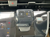 電制シフト。手のひらで包むようにして、手首を軽く動かすだけでシフトできる、マウス感覚のシフト。