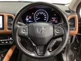 ハンドルにHondaセンシング系のクルーズコントロールやレーンキープアシストなどのスイッチと、オーディオの操作スイッチが装備されています。ハンドルから手を離さず安全に操作できます。