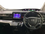 車内は光触媒抗菌消臭施工済です。スタイリッシュなデザインでスポーティなインパネ周りを演出します。グローブボックスやカップホルダーのほかにトレーなどたくさんの収納スペースが付いています。
