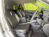 運転席まわりには十分なスペースがあり、大柄な方でもゆったり運転していただける環境です。