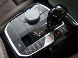 iDriveコントローラー。運転に集中しながら操作可能。