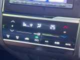 【オートエアコン】一度お好みの温度に設定すれば、車内の温度を検知し風量や温度を自動で調整。暑い&hellip;寒い&hellip;と何度もスイッチ操作をする必要はありません。快適な車内空間には必須の機能ですね♪