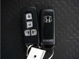 ◆スマートキー◆カギをバッグやポケットに入れたままでもドアロックの開閉ができる『スマートキー』付き!雨天や暗くなってもカギを取り出す必要がなくドアの開錠&エンジンも始動できます