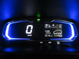 運転席のメータパネル類は常に視界に入る場所ですので、大事なチェックポイントです。ぜひ実際にご乗車ください。