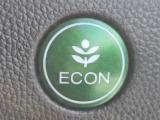 ワンタッチで省燃費走行をサポートするECONスイッチを装備。