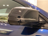 BMWのミラーは車種によって異なりますがレーンチェンジウォーニングが装備されております。詳しくは当店スタッフまでお問い合わせくださいませ。
