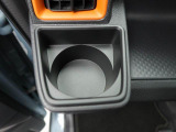 カップホルダーは運転席や助手席からちょうど手の届く位置です!!