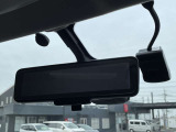車両後方のカメラ映像を映し出し、車内の状況や、天候などに影響されずいつでもクリアな後方視界が得られるインテリジェントル-ムミラ-が装備されております。