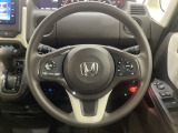 ハンドルにHondaセンシング系のクルーズコントロールやレーンキープアシストなどのスイッチと、オーディオの操作スイッチが装備されています。ハンドルから手を離さず安全に操作できます。