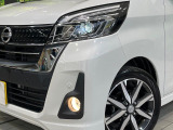 【LEDヘッドライト】悪天候や夜間走行時も良好な視界を確保し安心して運転できる高輝度LEDヘッドライトを装備!点灯速度が早く、消費電力も抑えられています。