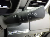 【オートライト】車外の明るさに応じて、自動的にライトの点灯・消灯をしてくれます。