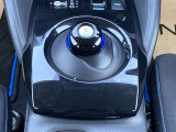 電制シフト。手のひらで包むようにして、手首を軽く動かすだけでシフトできる、マウス感覚のシフト。